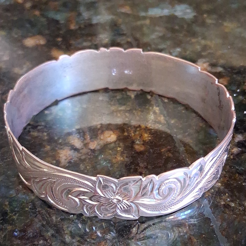 🌺🏝Hawaiian Floral/Tropical Engraved Heavy Silver 925 Wide Bracelet Sz L 8" - Picture 2 of 3